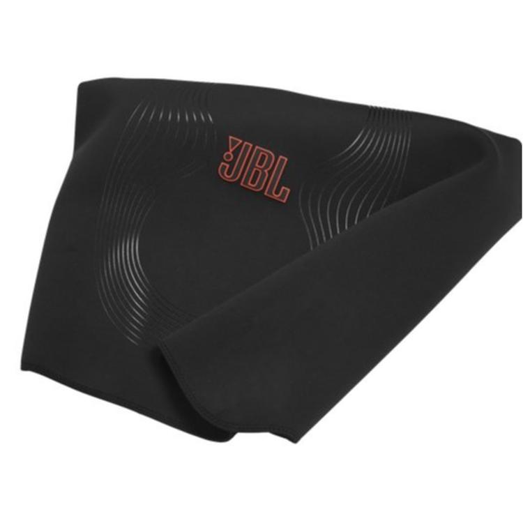 Razgrnjena zaščitna prevleka JBL PartyCover 720 iz črnega materiala z rdečim logotipom JBL.