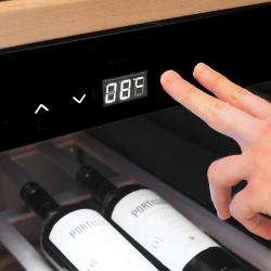 Vinska vitrina CASO Design WineChef Pro 40 z dvema temperaturnima območjema, kapaciteto za 40 steklenic in elegantnim črnim ohišjem omogoča optimalno shranjevanje rdečih ter belih vin.