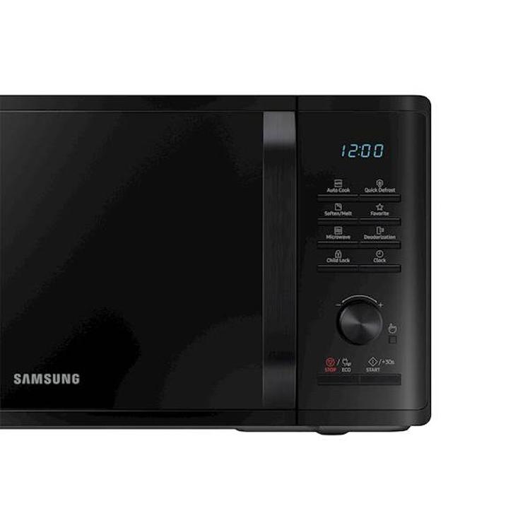 Sprednji pogled mikrovalovne pečice Samsung z digitalnim zaslonom, upravljalnimi tipkami in mehanskim gumbom.