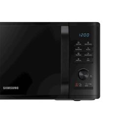Sprednji pogled mikrovalovne pečice Samsung z digitalnim zaslonom, upravljalnimi tipkami in mehanskim gumbom.