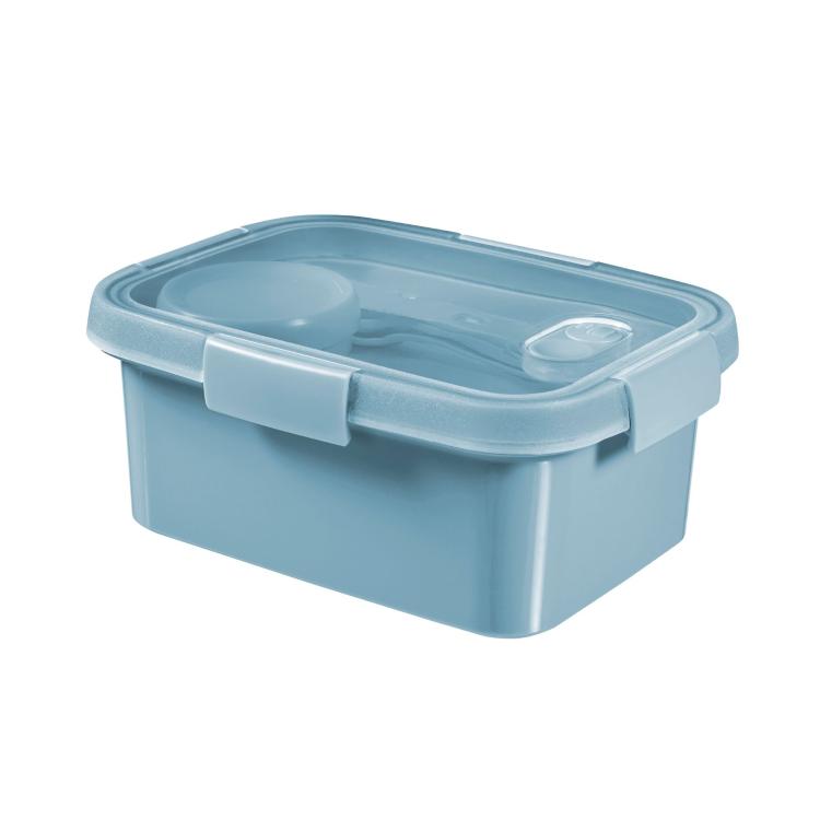 Posodica za malico Lunch To Go 1,2 l v svetlo modri barvi s tesnilnim pokrovom, zapirali in priloženim jedilnim priborom.