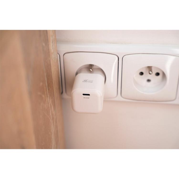 Kompaktni USB‑C polnilnik Swissten GaN 35 W z minimalističnim belim dizajnom, podporo Power Delivery in večstopenjsko zaščito zagotavlja varno, hitro in zanesljivo napajanje sodobnih elektronskih naprav.