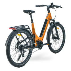 MS Energy eSUV električno kolo v oranžni barvi, prikazano pod kotom z nizkim okvirjem, prtljažnikom, blatniki in vgrajeno baterijo.