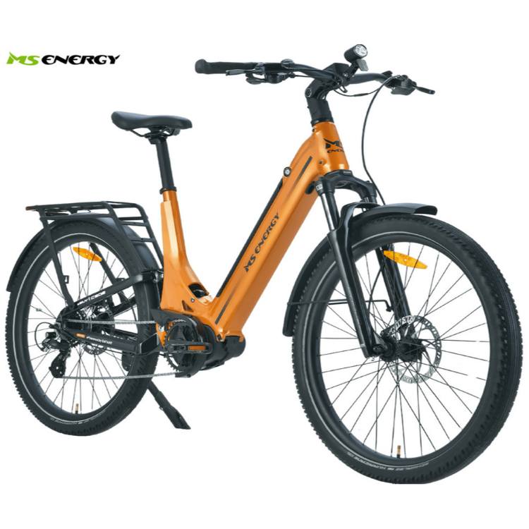 MS Energy eSUV električno kolo v oranžni barvi, prikazano pod kotom z vzmetno vilico, prtljažnikom, blatniki in cestnimi pnevmatikami.