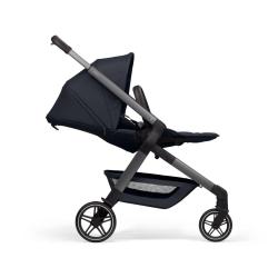 Joolz športni voziček v temno modri barvi, stranski pogled z zloženim naslonom