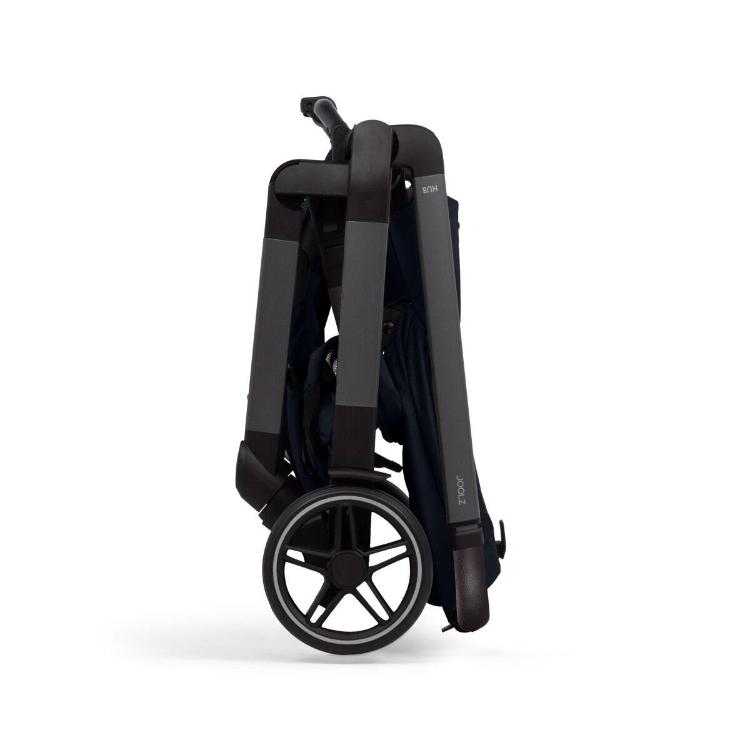 Joolz zložen otroški voziček v temno modri barvi, pokončen položaj