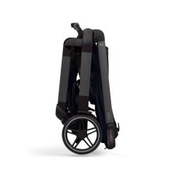 Joolz zložen otroški voziček v temno modri barvi, pokončen položaj