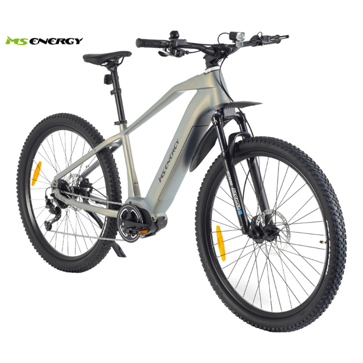 MS Energy Perun električno gorsko kolo v sivi barvi, prikazano pod kotom z električnim motorjem, vzmetno vilico in profiliranimi terenskimi pnevmatikami.