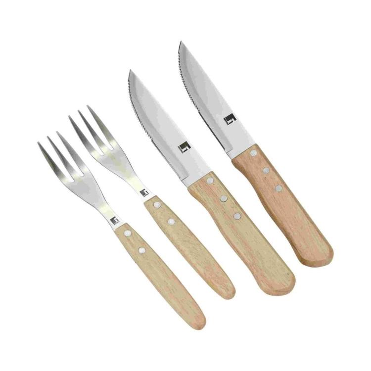 Komplet štirih jedilnih pripomočkov: dve vilci in dva nazobčana noža z lesenimi ročaji na beli podlagi.
