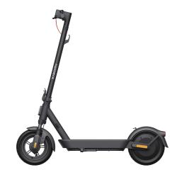 Xiaomi Electric Scooter 5 Plus, zložljiv dizajn, stranski pogled okvirja in koles z blaženjem vzmetenja