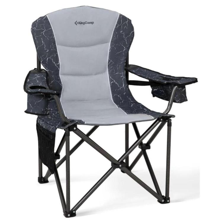 Zložljiv kamping stol KingCamp z oblazinjenim sediščem, nasloni za roke in kovinskim ogrodjem.