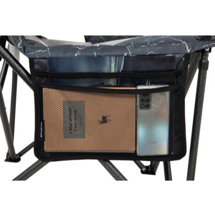 Mrežasti shranjevalni žep pod sedežem zložljivega kamping stola KingCamp za knjige in dodatke.