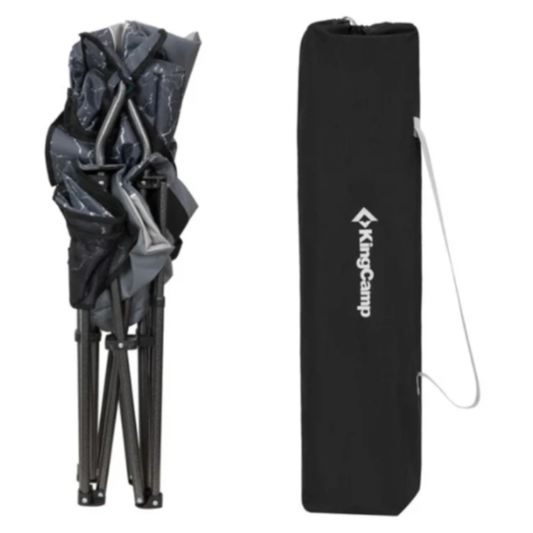 Zložen kamping stol KingCamp poleg transportne torbe za enostavno prenašanje in shranjevanje.