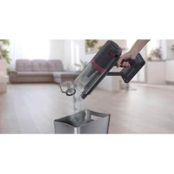 Praznjenje posode za prah baterijskega sesalnika Hoover HFG10HX neposredno v koš.