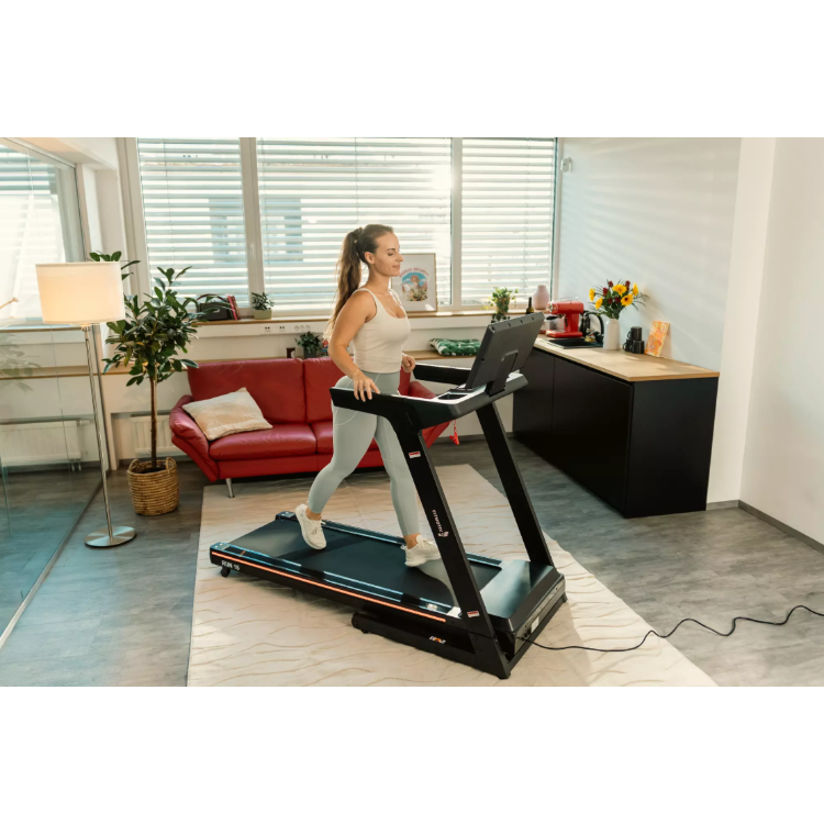Tekalna steza FITMOTIV RUN 15 med vadbo v domačem okolju z velikim zaslonom in široko tekaško površino.