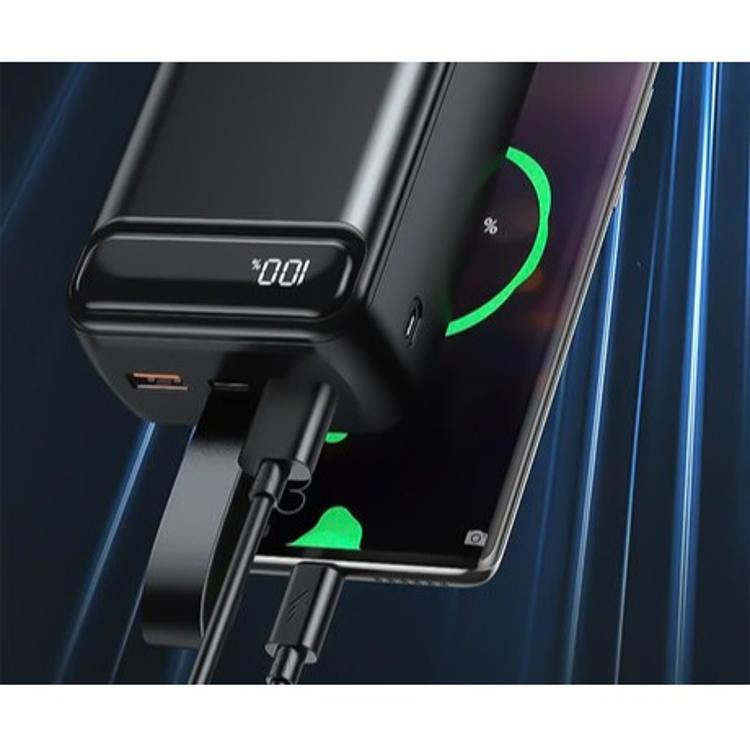 Platinet powerbank z LED zaslonom %, polnjenje telefona prek USB‑C/USB‑A kablov.