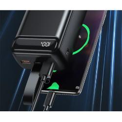 Platinet powerbank z LED zaslonom %, polnjenje telefona prek USB‑C/USB‑A kablov.