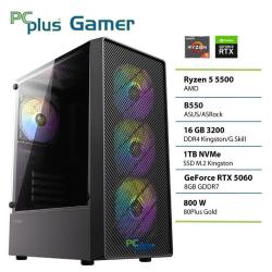 Gaming namizni računalnik PC Plus Gamer v črnem ohišju z RGB osvetlitvijo, opremljen s procesorjem AMD Ryzen 5 5500, grafično kartico GeForce RTX 5060, 16 GB pomnilnika in 1 TB NVMe SSD.