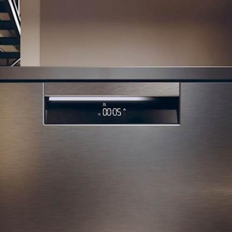Prostostoječi pomivalni stroj Haier širine 60 cm v elegantni inox izvedbi z digitalnim prikazovalnikom in sodobnim dizajnom se odlično poda v vsako moderno kuhinjo.