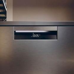 Prostostoječi pomivalni stroj Haier širine 60 cm v elegantni inox izvedbi z digitalnim prikazovalnikom in sodobnim dizajnom se odlično poda v vsako moderno kuhinjo.