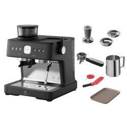 Espresso kavni aparat Electrolux z dodatki – portafilter, tamper, filtri, posoda za mleko in servisni pripomočki.