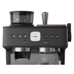 Espresso kavni aparat Electrolux s sprednjim pogledom, vgrajenim mlinčkom in profesionalno kontrolno ploščo.