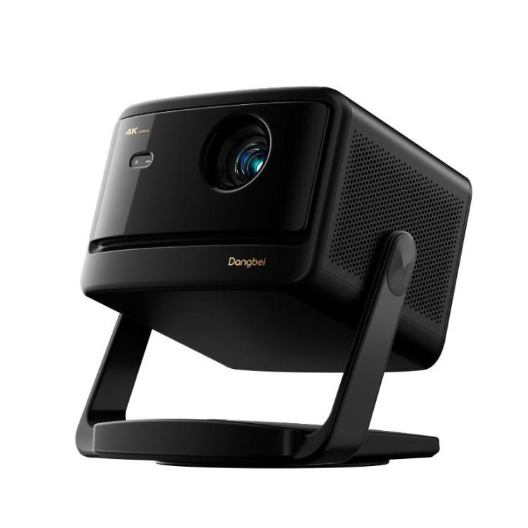 Dangbei DBOX02 Pro: 4K laserski projektor s stojalom, sprednjo lečo in črnim mat ohišjem.