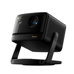 Dangbei DBOX02 Pro: 4K laserski projektor s stojalom, sprednjo lečo in črnim mat ohišjem.