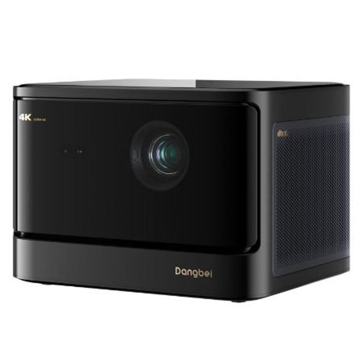 Dangbei DBOX02 Pro: kompakten 4K projektor brez stojala, s sprednjo lečo in perforirano stransko mrežico.