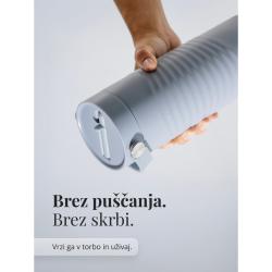 EQUA svetlo moder nepropustni termo lonček z varnim zapiranjem za brezskrbno prenašanje v torbi.