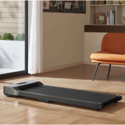 Steza za hojo Gymstick Walking Pad Core v domačem prostoru z nizkim profilom in elegantnim dizajnom.
