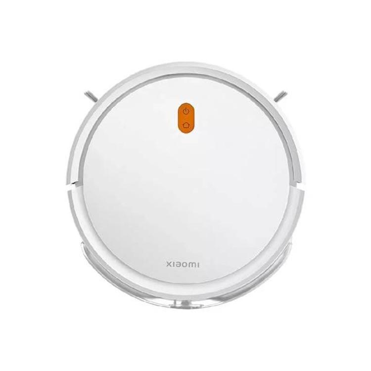 Xiaomi Robot Vacuum E5 v beli barvi s kompaktno okroglo zasnovo, stranskima krtačkama in zgornjima gumboma za vklop ter vračanje na polnilno postajo
