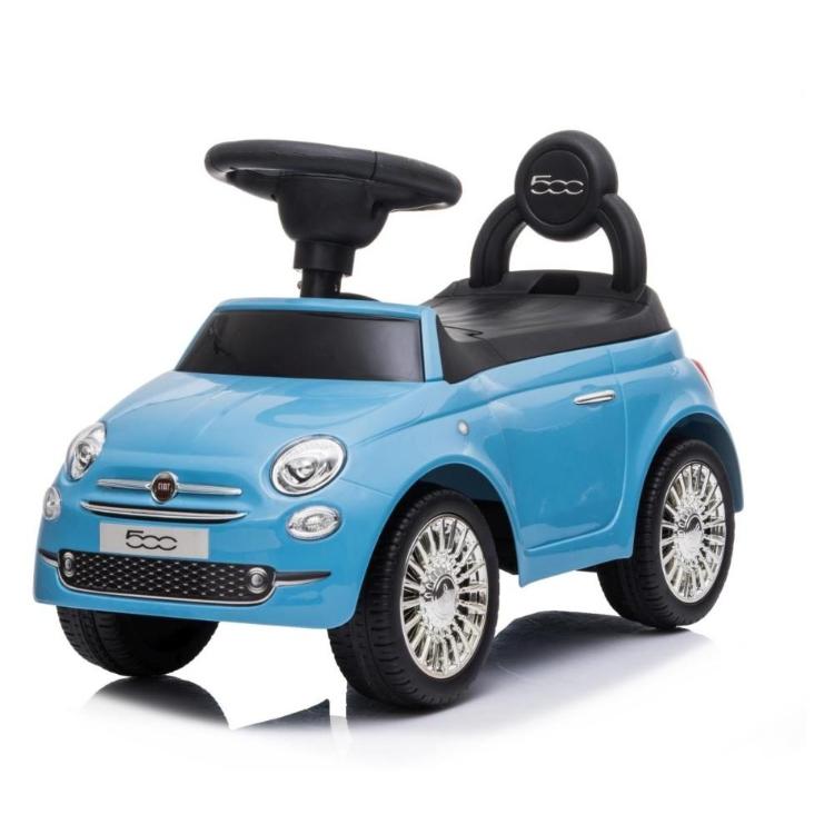 Moder avto na potiskanje z volanom in črnim sedežem, pogled spredaj pod kotom