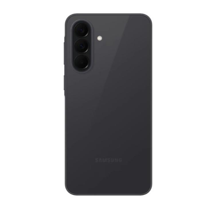 Samsung pametni telefon, prikazan z zadnje strani, v temno sivi barvi s tremi navpično nameščenimi kamerami in LED bliskavico.