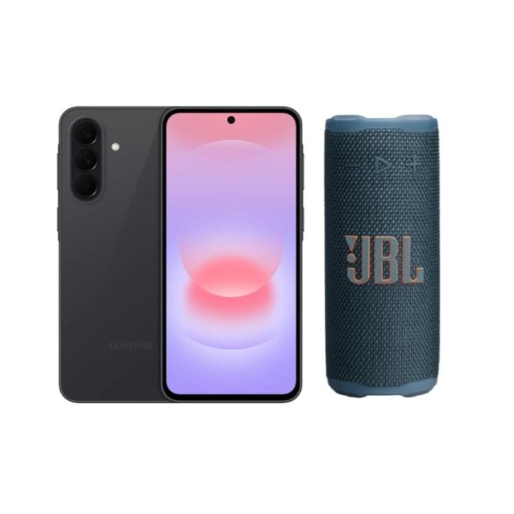 Samsung pametni telefon v temno sivi barvi, prikazan s sprednje in zadnje strani, poleg modrega JBL prenosnega zvočnika.