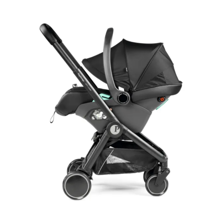 Otroški avtosedež Peg Perego v črni barvi nameščen na voziček, stranski pogled