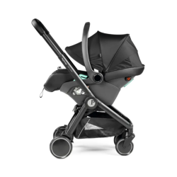 Otroški avtosedež Peg Perego v črni barvi nameščen na voziček, stranski pogled