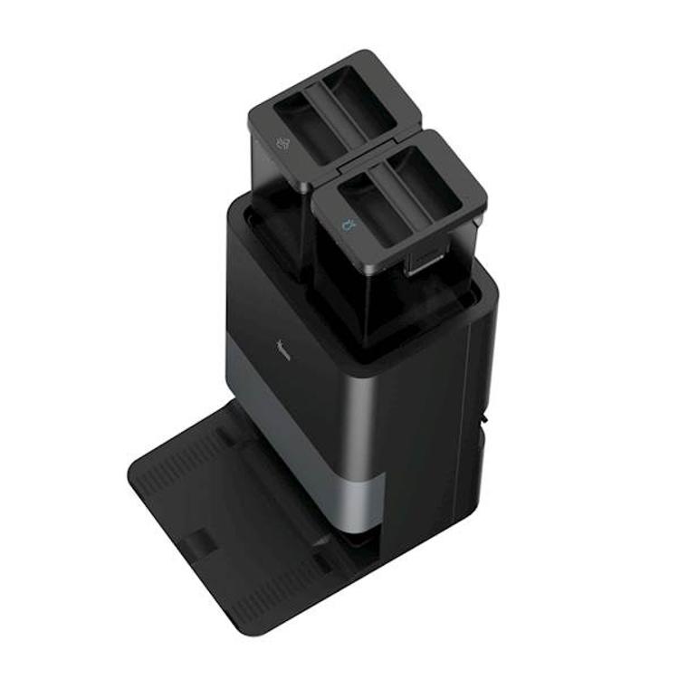 Samopraznilna baza robotskega sesalnika Hoover z ločenima posodama za čisto in umazano vodo.