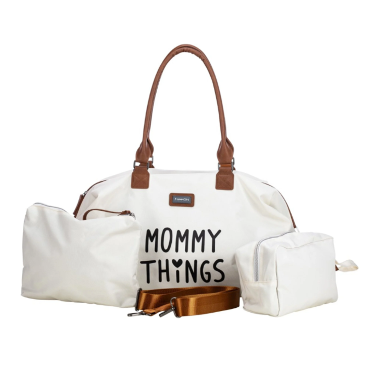 FreeON Mommy Things previjalna torba v beli barvi, prikazana s priloženimi dodatki, vključno z manjšima torbicama in naramnim trakom.
