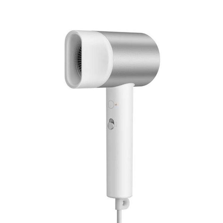 Xiaomi Hair Dryer H500 z nameščenim koncentratorjem zraka, poševni pogled.
