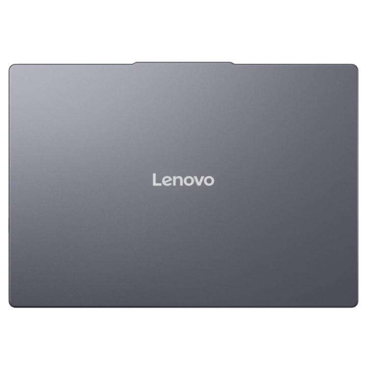Zaprt Lenovo prenosnik v temno sivi barvi z logotipom Lenovo na pokrovu.