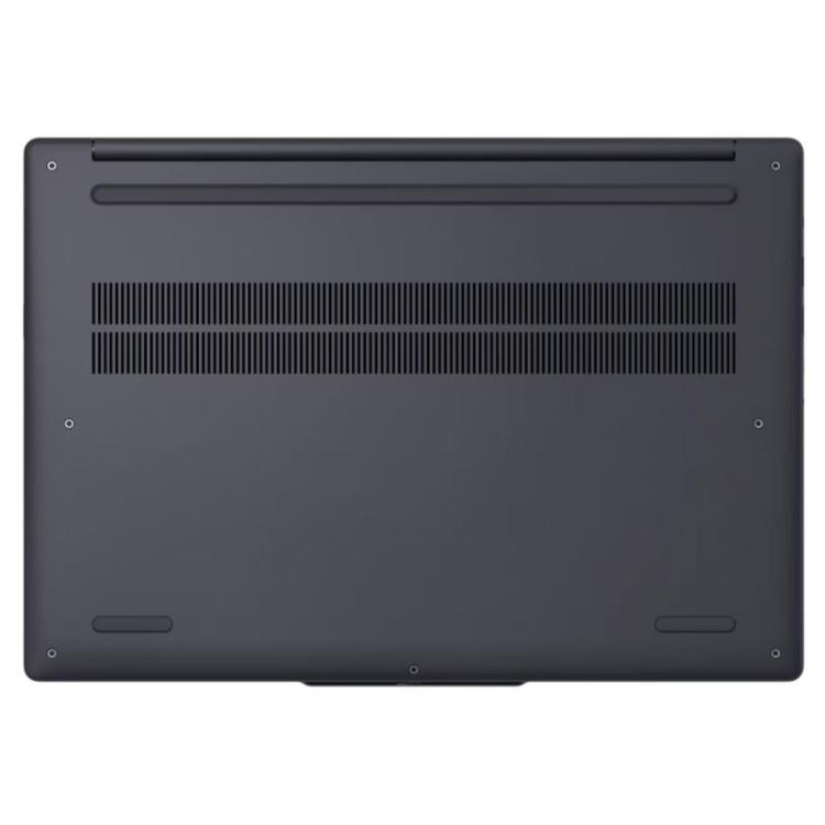 Spodnja stran Lenovo prenosnika z zračnimi režami za hlajenje in gumiranimi nogicami.