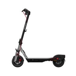 Segway F3 Pro E v stranskem profilu, kompakten mestni skiro, nizko težišče, črno-siva zasnova z rdečimi detajli.