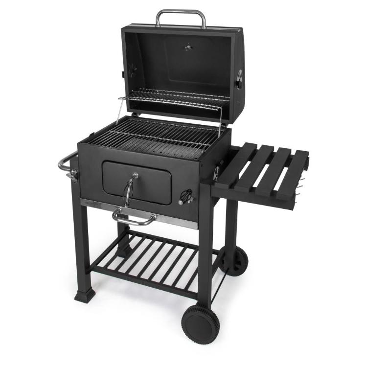 Kovinski žar na oglje s pokrovom, rešetko, stransko polico, spodnjo odlagalno mrežo in kolesi za premikanje.