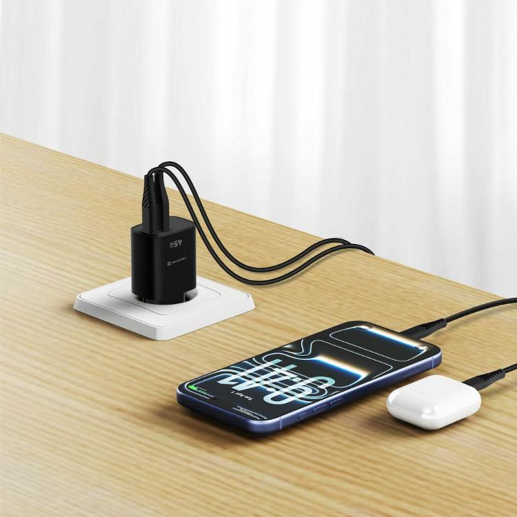 Hitri stenski polnilnik Swissten Edge GaN 45 W v elegantni črni izvedbi z USB‑C Power Delivery izhodom do 45 W in USB‑A Quick Charge 3.0 izhodom 18 W omogoča hitro ter učinkovito polnjenje pametnih telefonov, tablic, prenosnikov in drugih združljivih naprav.