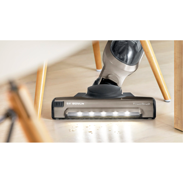 Bosch PowerBrush talna krtača z LED osvetlitvijo med sesanjem drobtin na trdih tleh pod pohištvom za boljšo vidljivost in učinkovito čiščenje