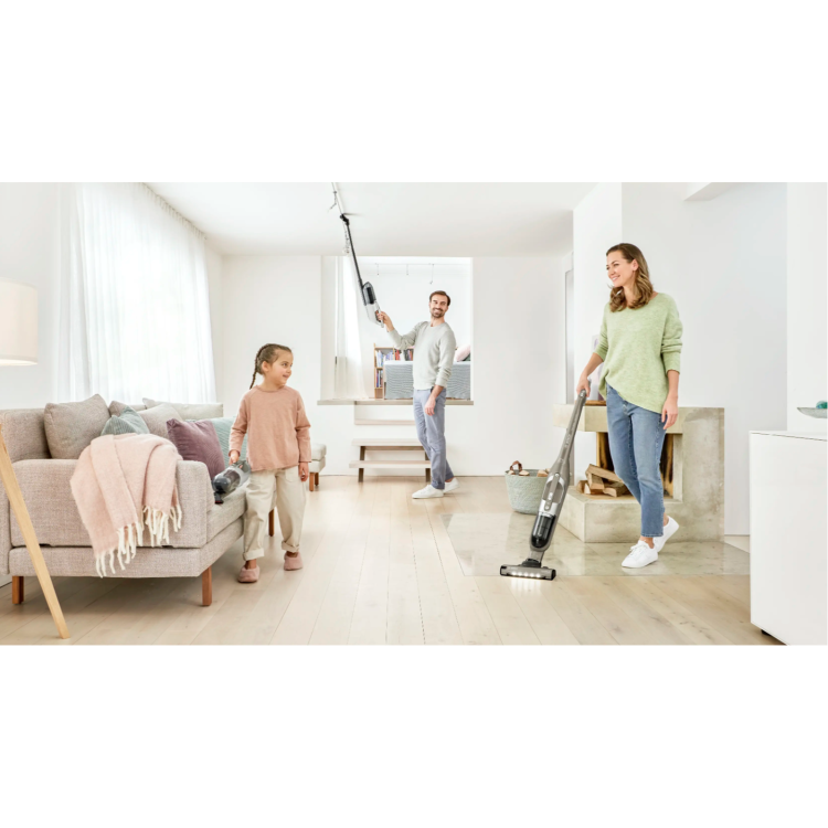 Bosch brezžični ročni sesalnik z ozkim nastavkom v uporabi pri čiščenju prahu in umazanije okoli kamina ter težje dostopnih robov