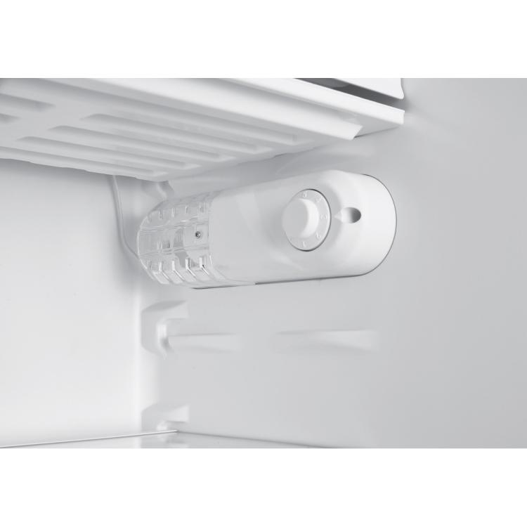 Detajl termostata Tesla RS0906HE z vrtljivim gumbom za nastavitev temperature in notranjo osvetlitvijo hladilnika