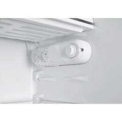 Detajl termostata Tesla RS0906HE z vrtljivim gumbom za nastavitev temperature in notranjo osvetlitvijo hladilnika