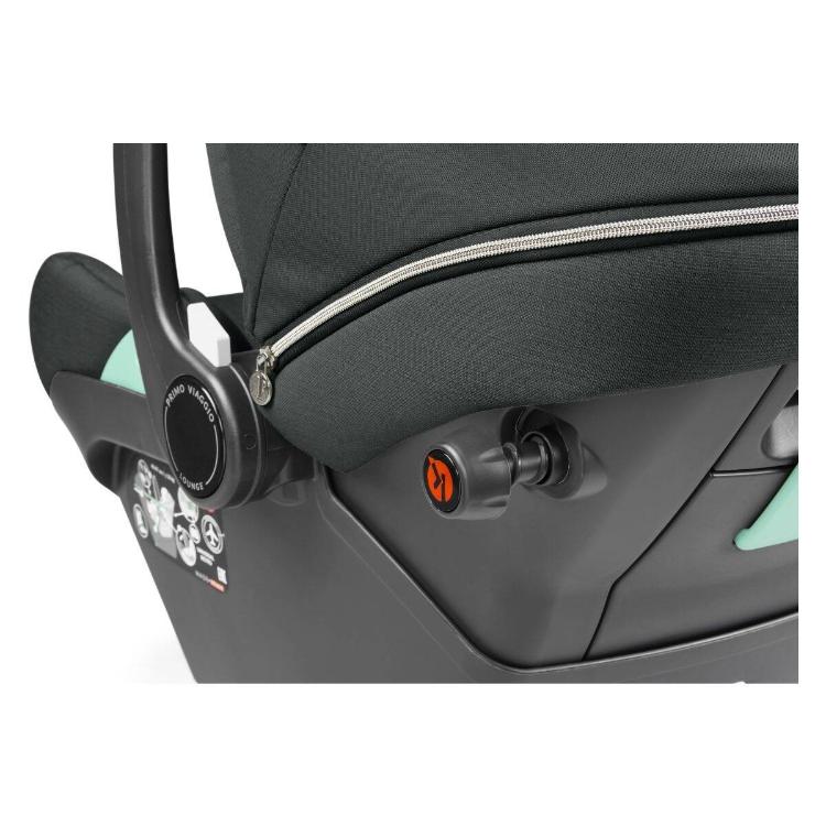 Detajl mehanizma za nastavitev naklona na otroškem avtosedežu Peg Perego